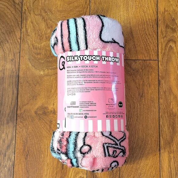 HELLO KITTY Pink Hello Kitty Printed Silk Touch 40"x50' Throw Blanket NWT - Picture 7 of 8